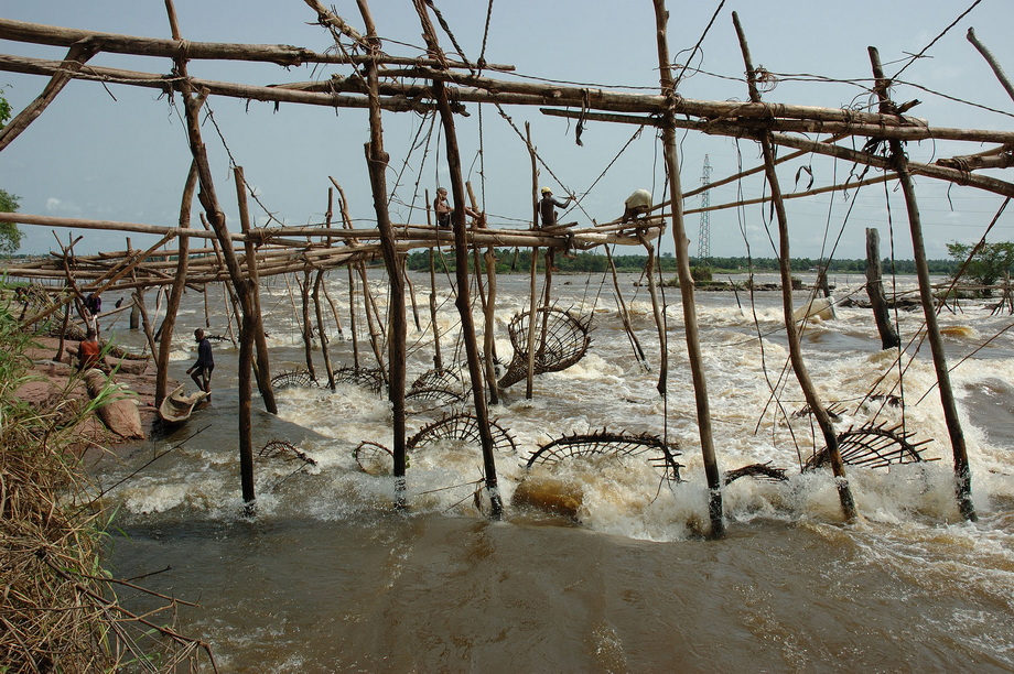Wagenia people fishing